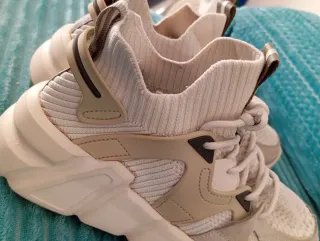 Tenis Beige y Blanco