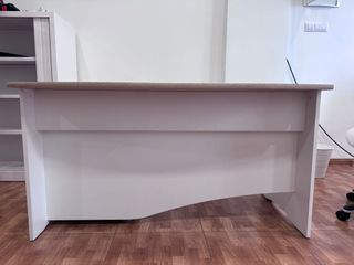 Escritorio madera y blanco con cajonera