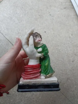 Figura niño con mano y tela roja