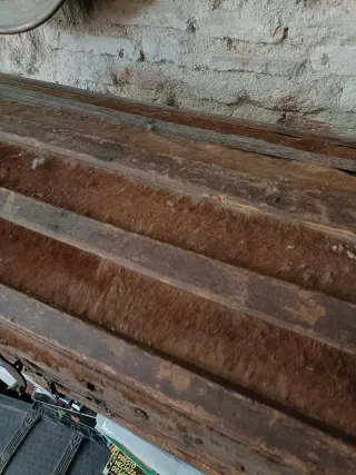 Baúl antiguo forrado piel cabra