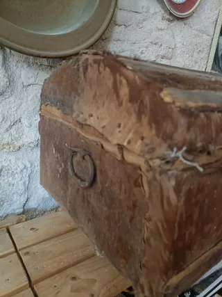 Baúl antiguo forrado piel cabra