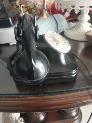 Teléfono antiguo baquelita negro