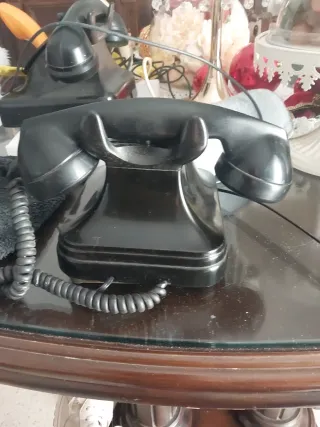 Teléfono antiguo baquelita negro