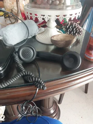 Teléfono antiguo baquelita negro