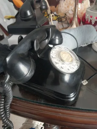 Teléfono antiguo baquelita negro