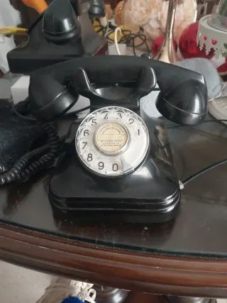 Teléfono antiguo baquelita negro