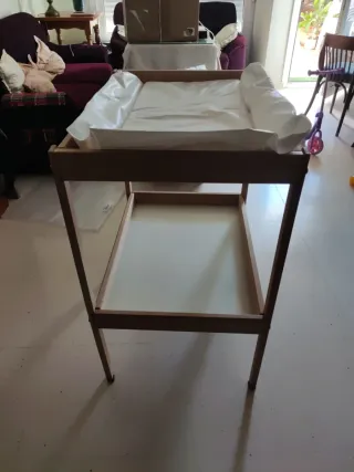 Cambiador de bebé madera y blanco.