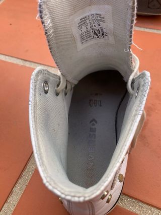 Converse Blancas con Tachuelas Doradas