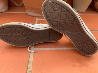 Converse Blancas con Tachuelas Doradas