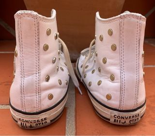 Converse Blancas con Tachuelas Doradas