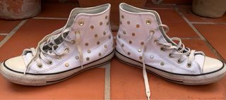 Converse Blancas con Tachuelas Doradas