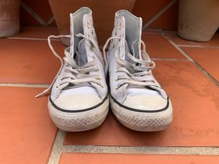 Converse Blancas con Tachuelas Doradas