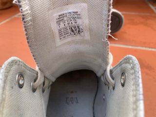 Converse Blancas con Tachuelas Doradas