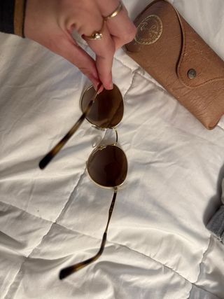 Gafas de sol Ray-Ban doradas y marrones