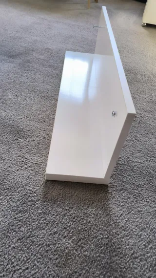 Estantería pared blanca