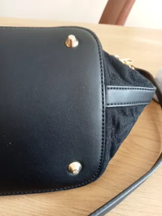 Bolso Negro Desigual con Charm