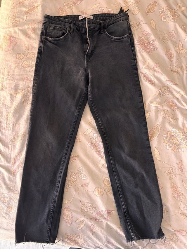 Pantalón pitillo Zara gris