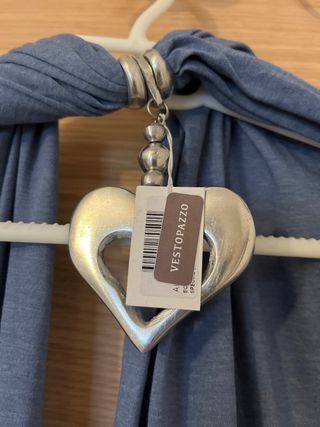 Fular azul con abalorio