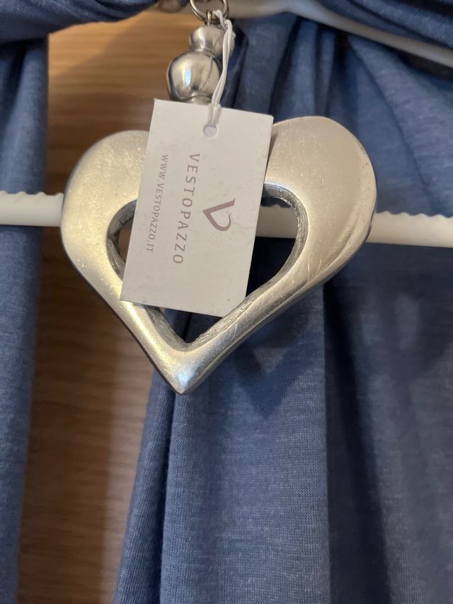 Fular azul con abalorio