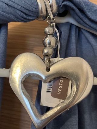 Fular azul con abalorio