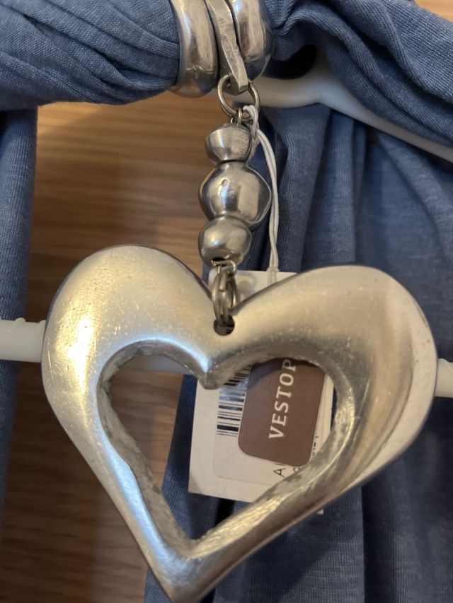 Fular azul con abalorio