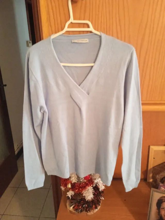 Jerseys por 2.50 cada uno  el azul es la M .