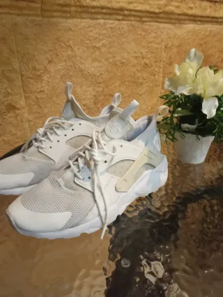 Zapatillas Nike Huarache Beige y Blancas