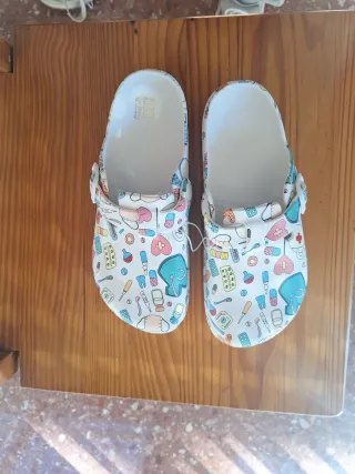 Chanclas enfermera estampado médico