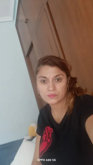 Externa limpiando o cuidando personas mayores.