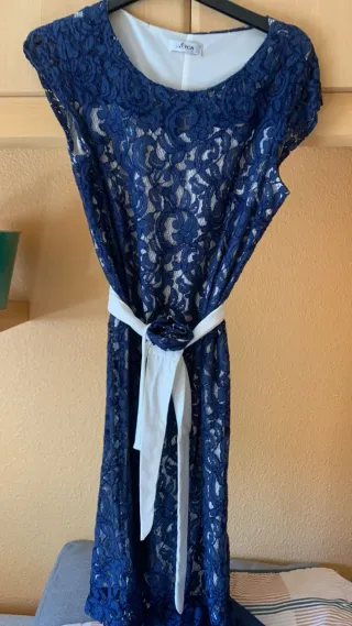 Vestido azul encaje Xti con cinturón blanco