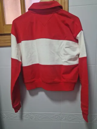 Sudadera Tommy Jeans de pico tipo polo.