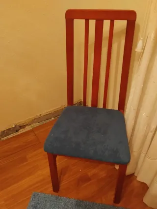 Silla de madera con asiento azul