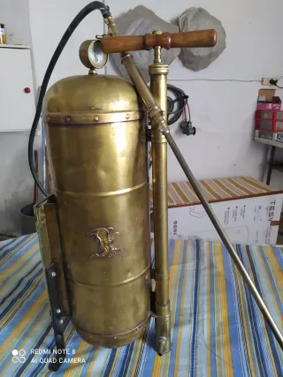 Pulverizador latón antiguo decoración