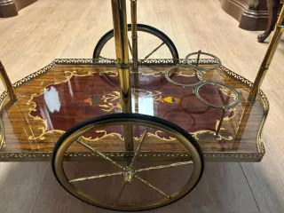 Camarera de madera y metal con detalles