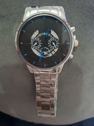 Reloj de pulsera plateado y negro