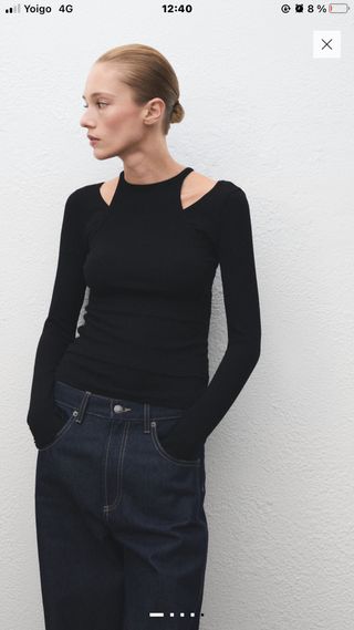 Camiseta negra de manga larga con escote