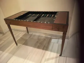 Mesa escritorio y juegos antigua.