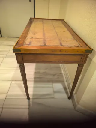 Mesa escritorio y juegos antigua.