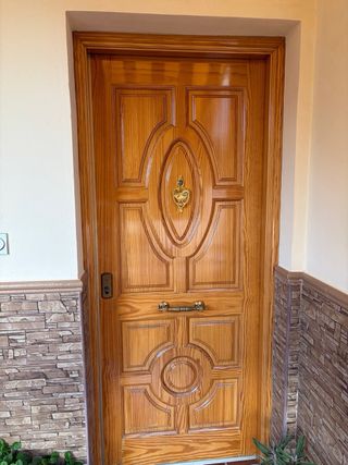 Puerta de madera maciza