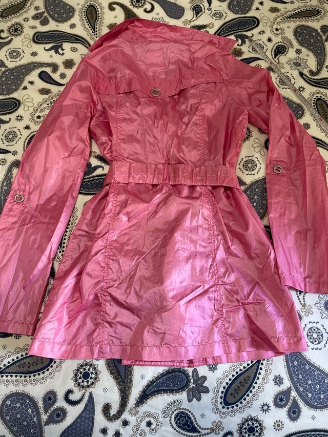 Gabardina impermeable mujer rosa
