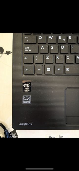 Ordenador Portátil Toshiba Negro con Pegatinas