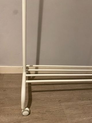 Burro ropa Ikea y perchero blanco