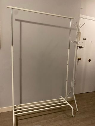 Burro ropa Ikea y perchero blanco