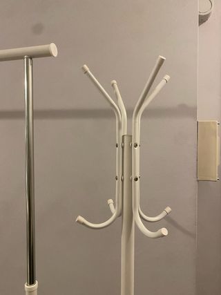 Burro ropa Ikea y perchero blanco