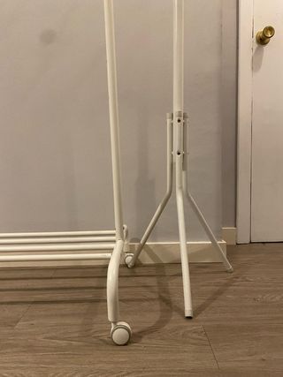 Burro ropa Ikea y perchero blanco