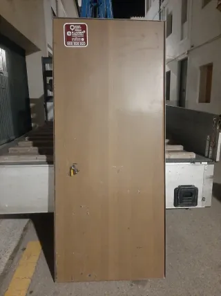 Puerta antiokupa con llaves y perfiles