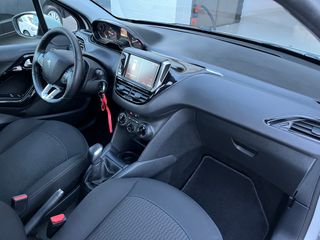 Peugeot 208 82cv  Signature 5p