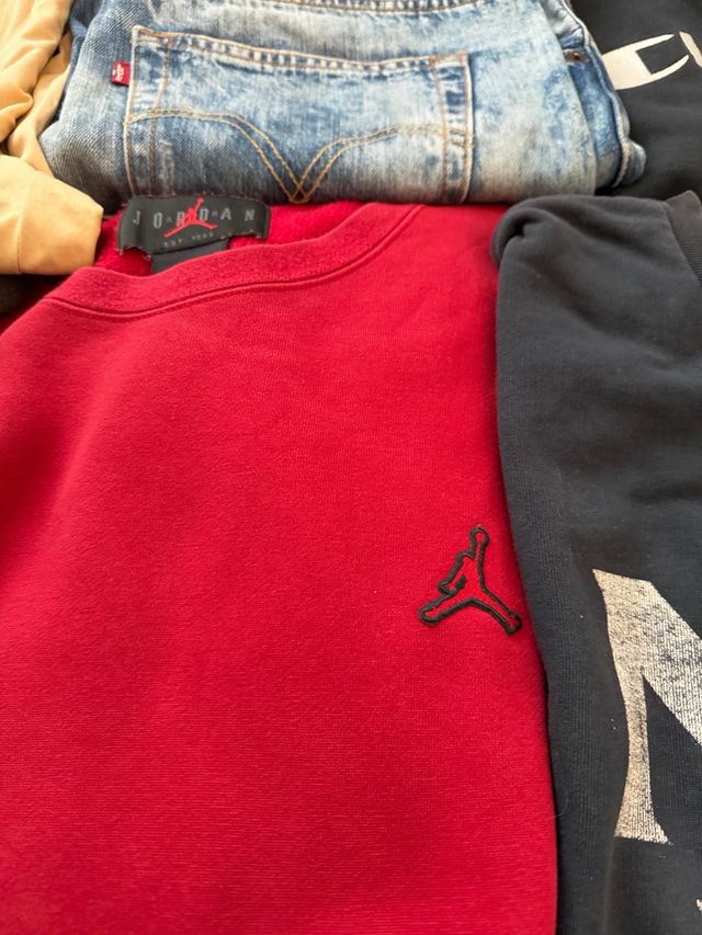 Lote de ropa vintage. Unidad a 6,66€.