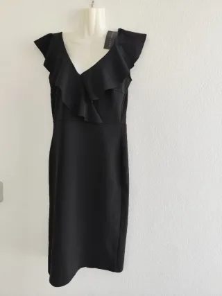 Vestido midi New Look negro con etiquetas.