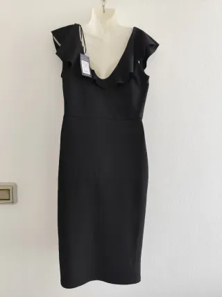 Vestido midi New Look negro con etiquetas.